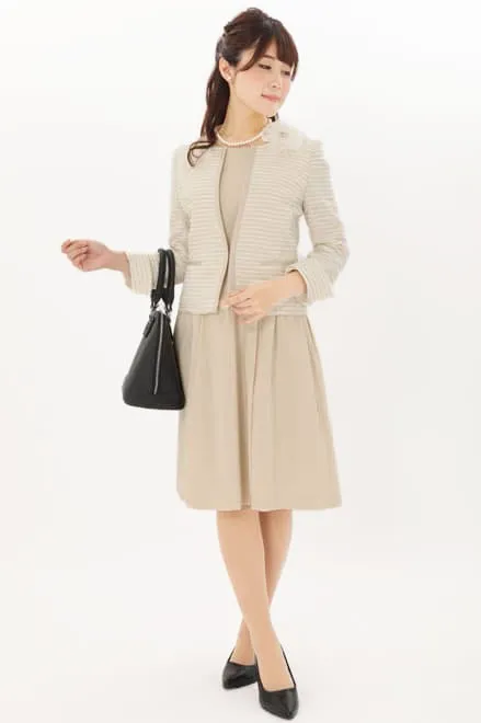 ライトベージュのタックフレアセレモニースーツセット