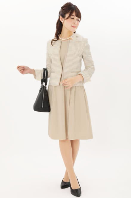 ライトベージュのタックフレアセレモニースーツセット
