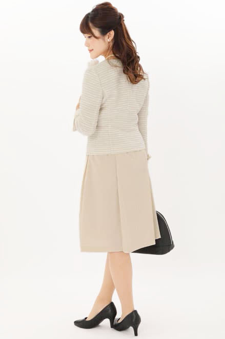 ライトベージュのタックフレアセレモニースーツセット