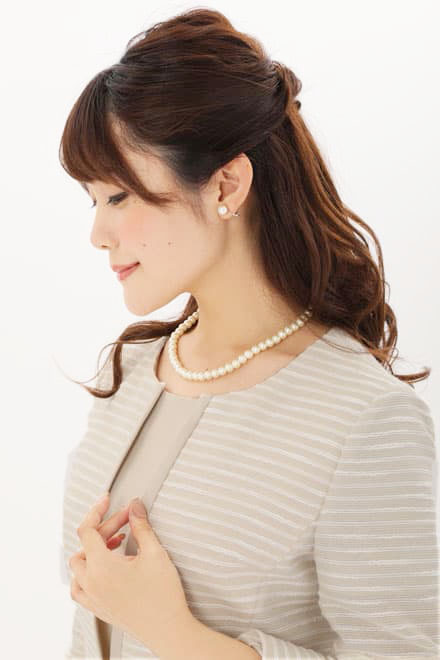 ライトベージュのタックフレアセレモニースーツセット