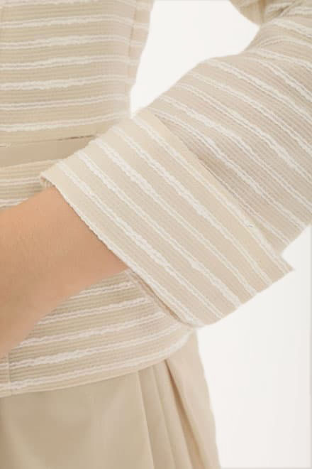 ライトベージュのタックフレアセレモニースーツセット