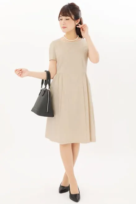 ライトベージュのタックフレアセレモニースーツセット