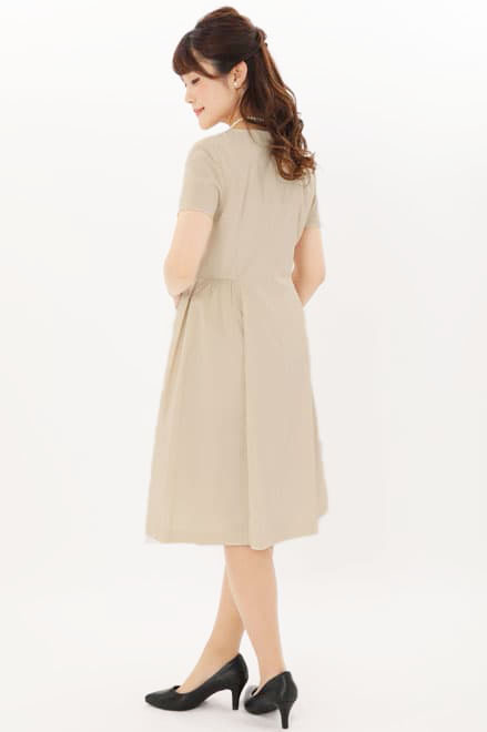 ライトベージュのタックフレアセレモニースーツセット