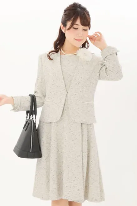 オフホワイトのツイードノーカラーセレモニースーツセット