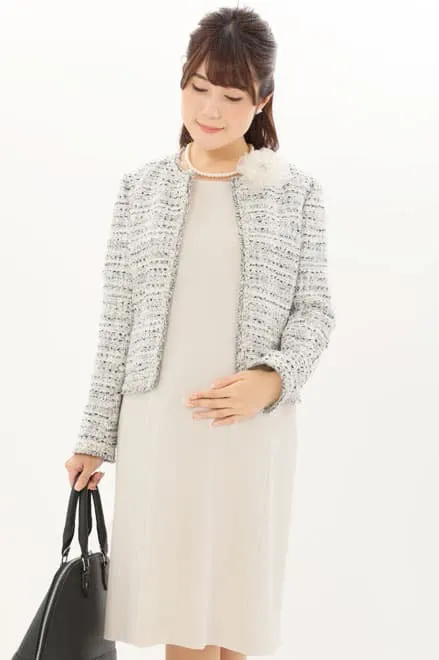 ホワイトグレーの授乳口付きセレモニースーツセット