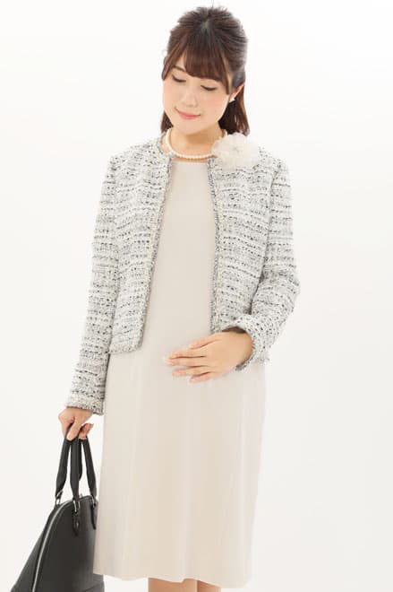 ホワイトグレーの授乳口付きセレモニースーツセット