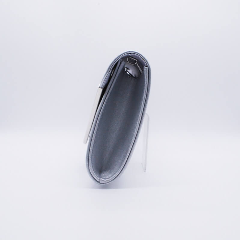 シルバーのフェイクレザークラッチバッグ