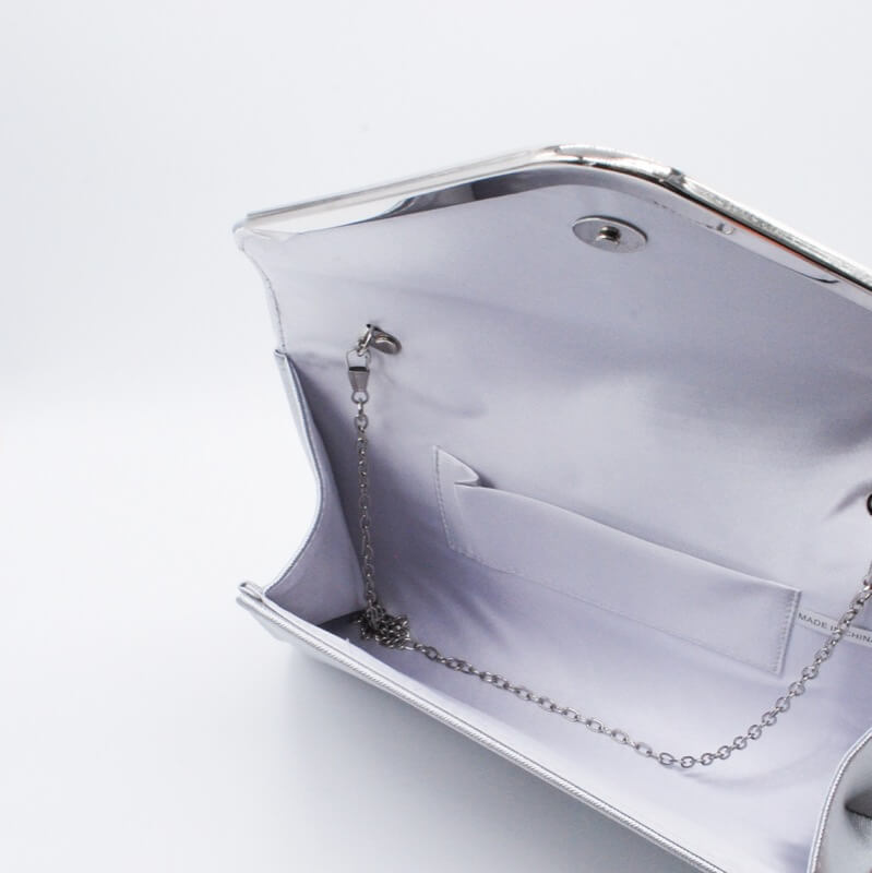 シルバーのフェイクレザークラッチバッグ