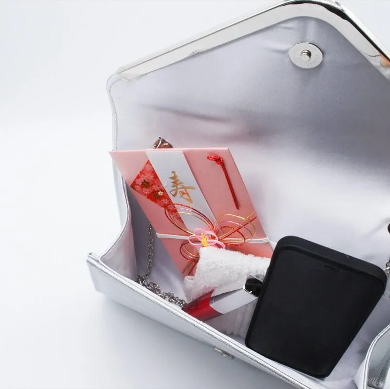 シルバーのフェイクレザークラッチバッグ