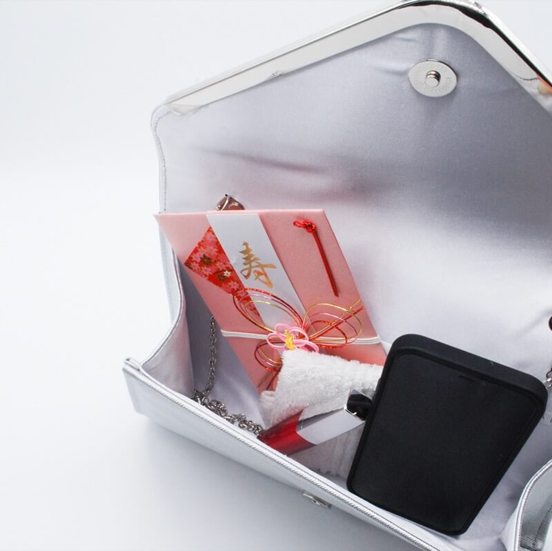 シルバーのフェイクレザークラッチバッグ