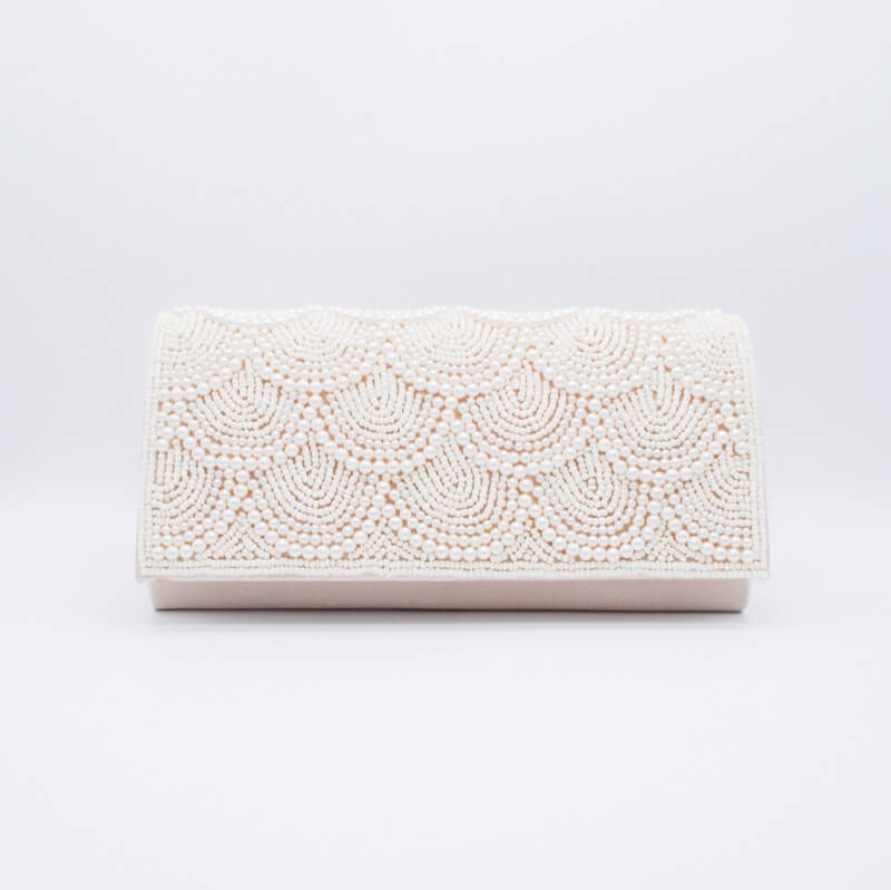 ホワイトパールのクラッチバッグ