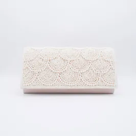 ホワイトパールのクラッチバッグ