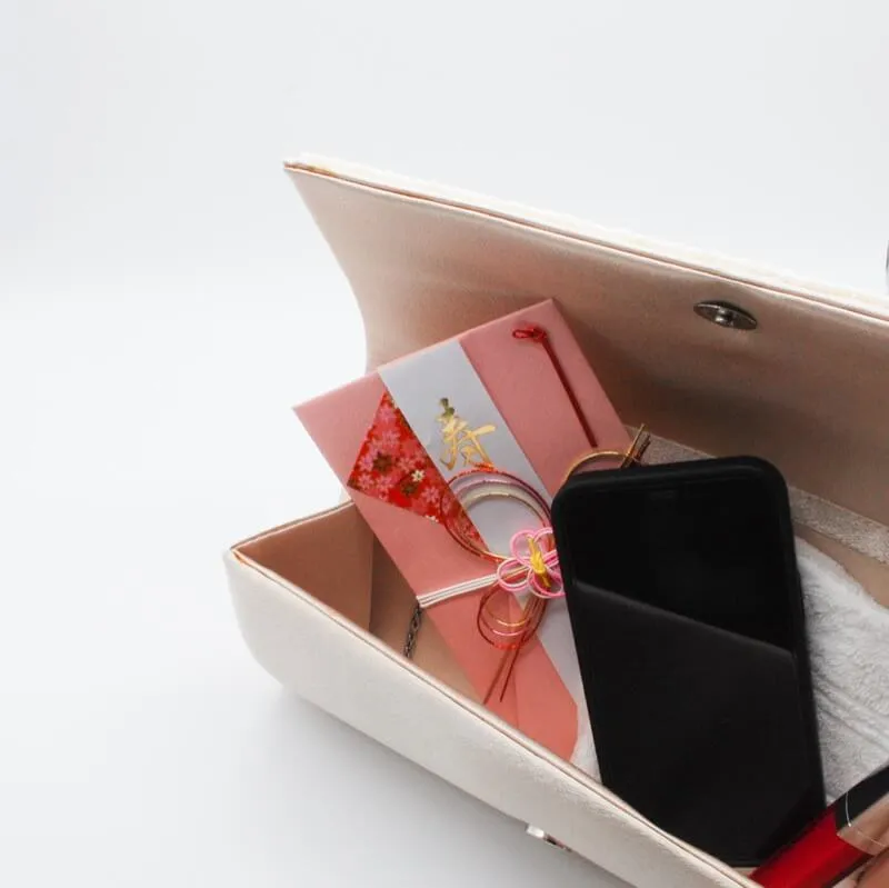 ホワイトパールのクラッチバッグ