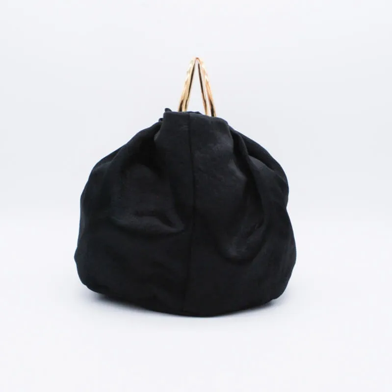 ブラックのリングハンドルサテンバッグ