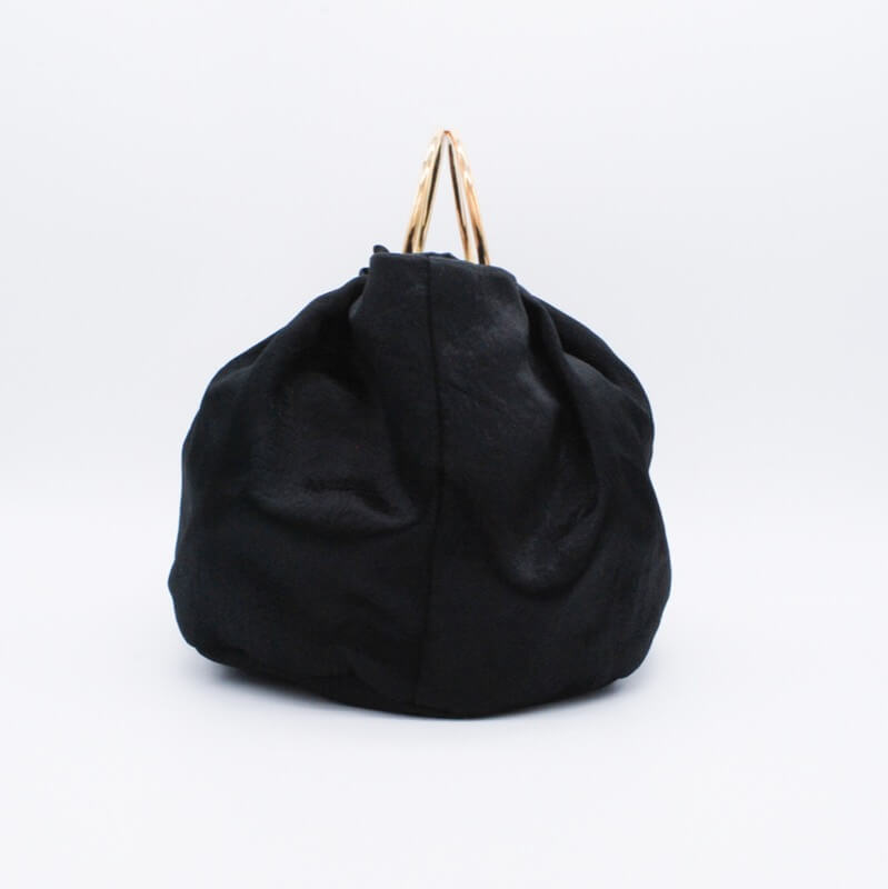 ブラックのリングハンドルサテンバッグ