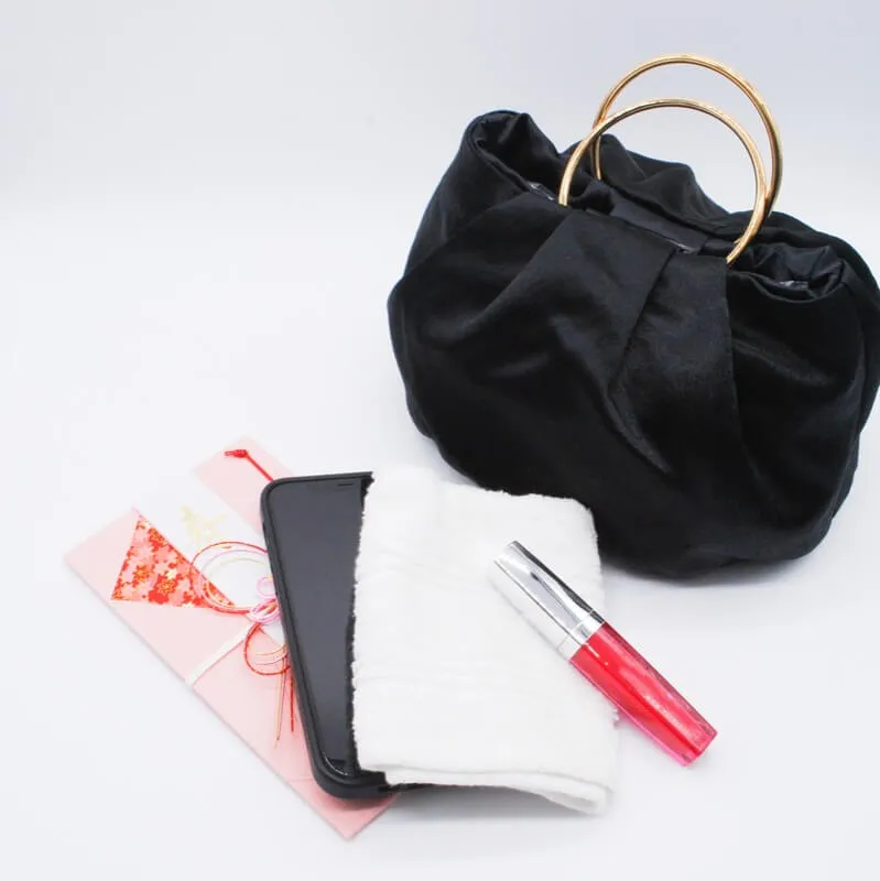 ブラックのリングハンドルサテンバッグ