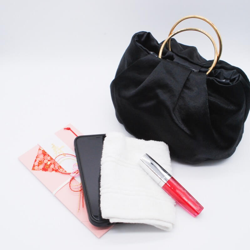 ブラックのリングハンドルサテンバッグ