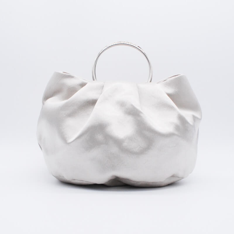 ベージュのリングハンドルサテンバッグ