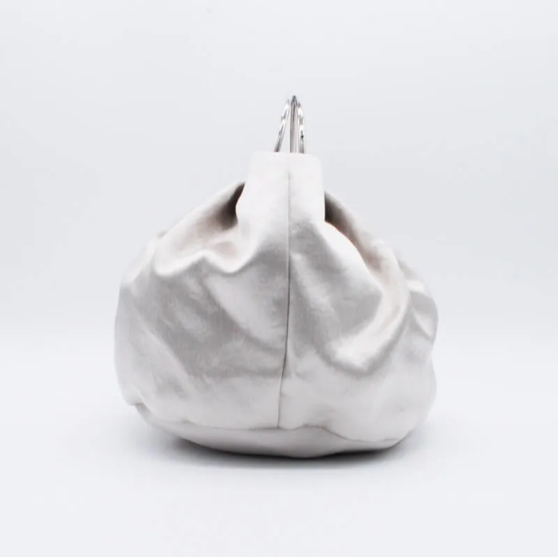 ベージュのリングハンドルサテンバッグ