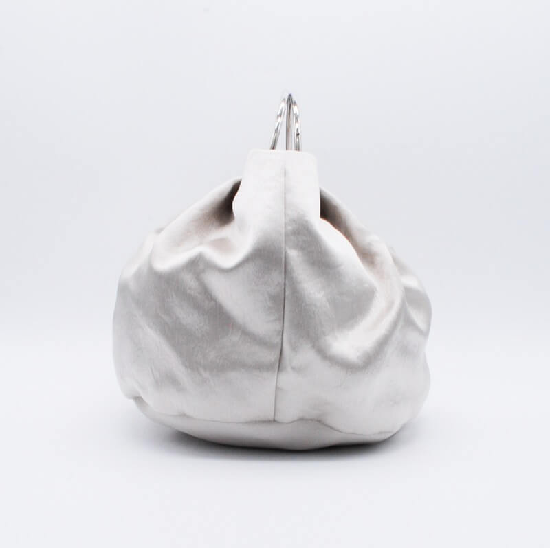 ベージュのリングハンドルサテンバッグ