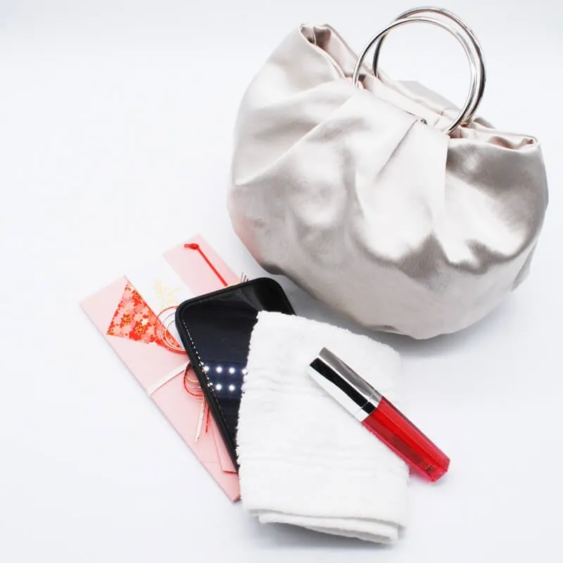 ベージュのリングハンドルサテンバッグ