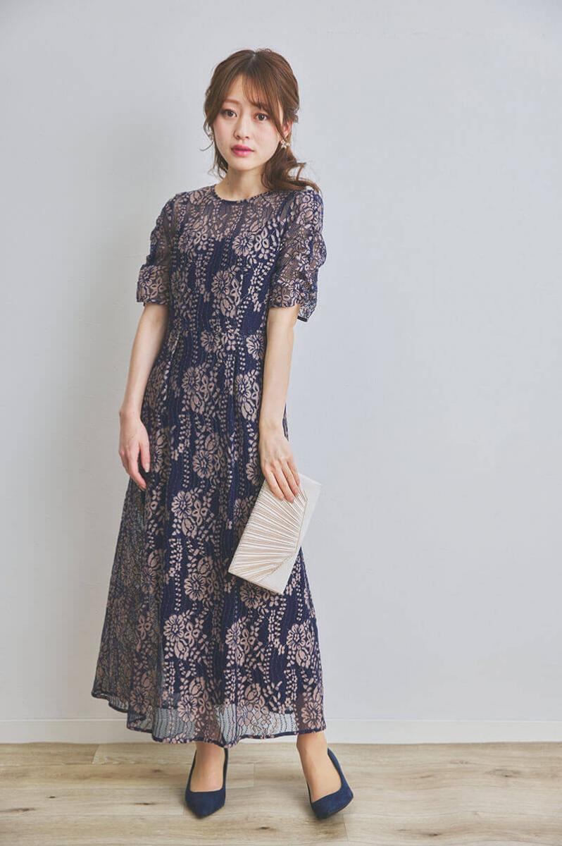ネイビーの配色レースエプロンドレス