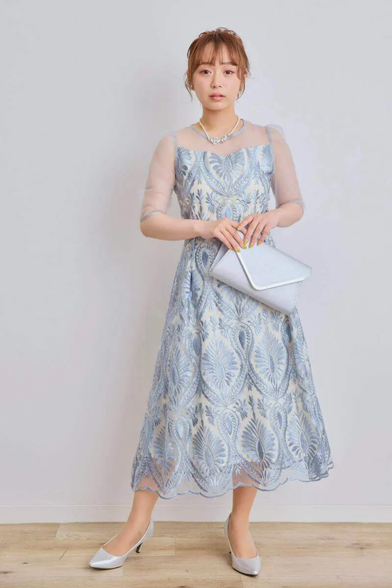 シルバーのフェイクレザークラッチバッグ