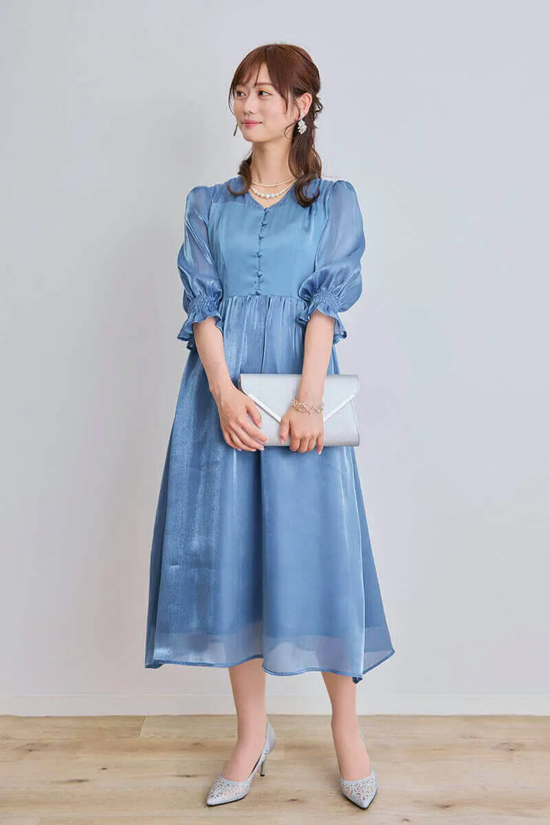 シルバーのフェイクレザークラッチバッグ