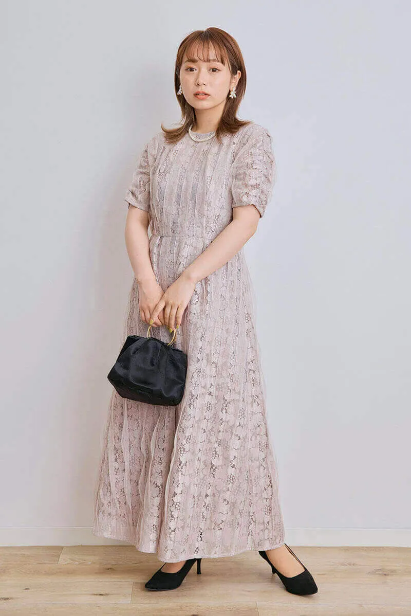 ブラックのリングハンドルサテンバッグ