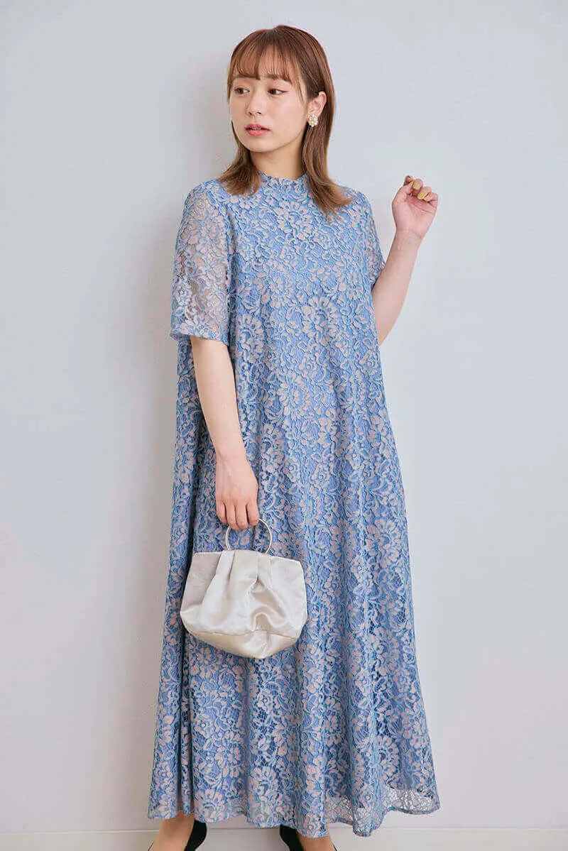 ベージュのリングハンドルサテンバッグ