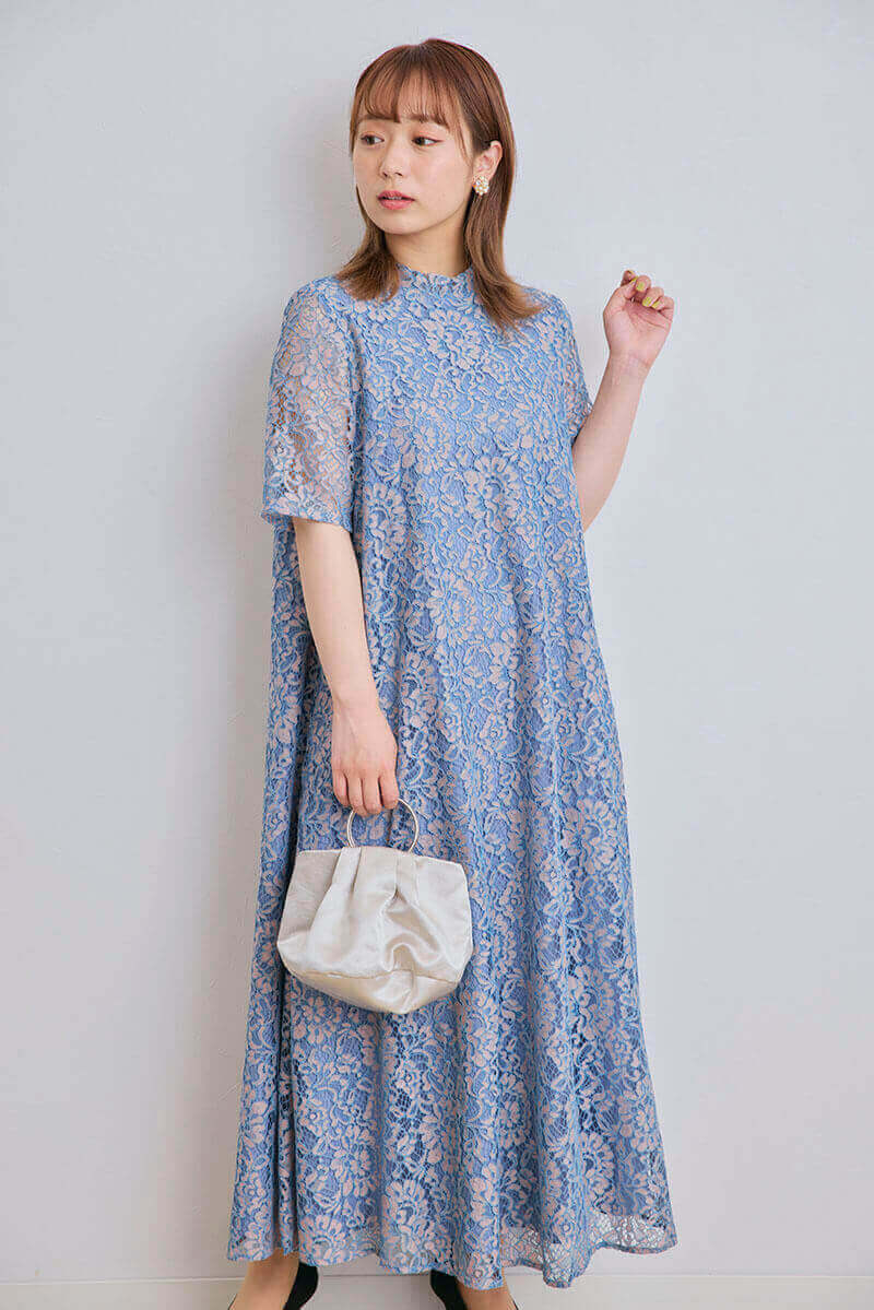 ベージュのリングハンドルサテンバッグ