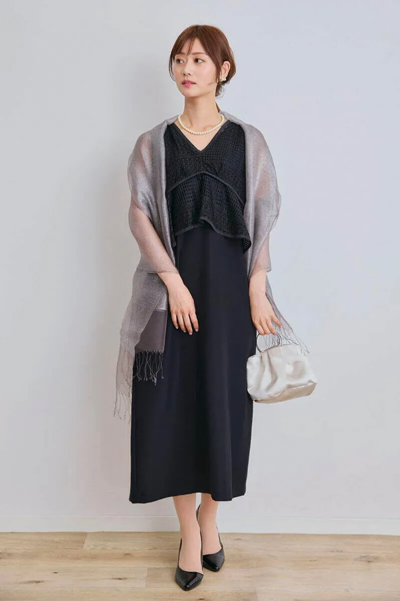 ベージュのリングハンドルサテンバッグ