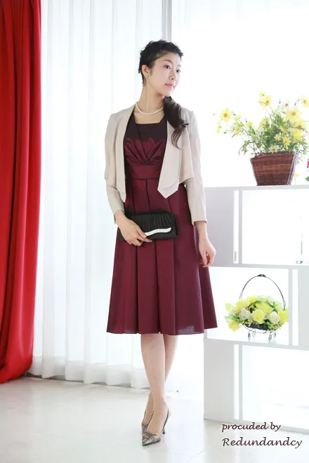 ベージュの前下がり長袖ジャケット