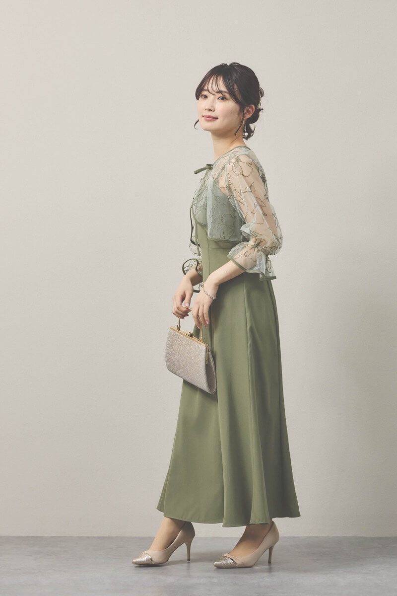 カーキの刺繍ボレロ付きキャミソールドレス