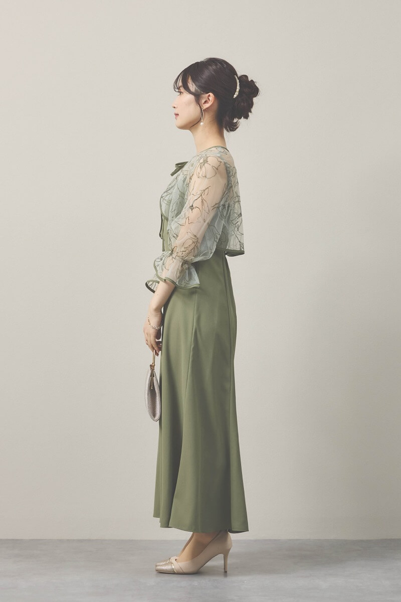 カーキの刺繍ボレロ付きキャミソールドレス