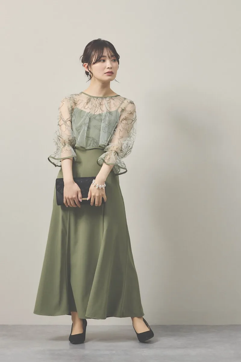 カーキの刺繍ボレロ付きキャミソールドレス