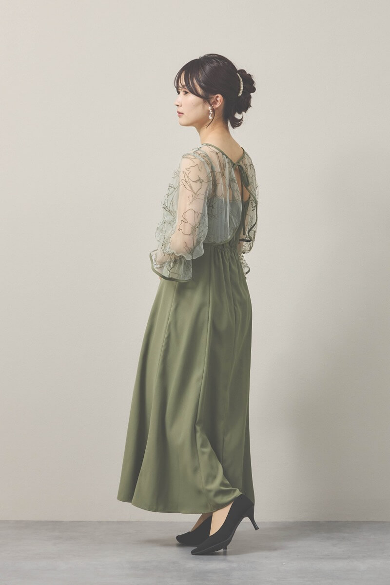 カーキの刺繍ボレロ付きキャミソールドレス