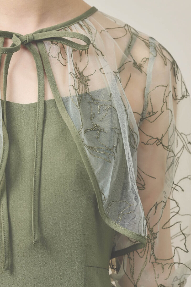 カーキの刺繍ボレロ付きキャミソールドレス