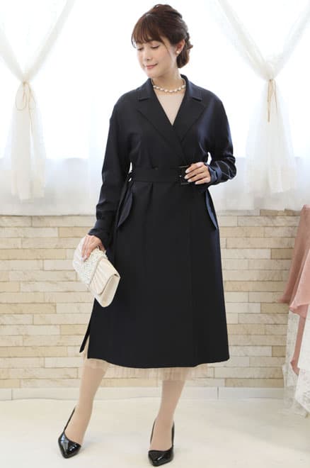 ネイビーのスリット入り撥水加工コート