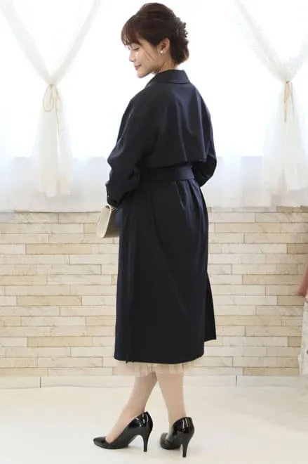 ネイビーのスリット入り撥水加工コート