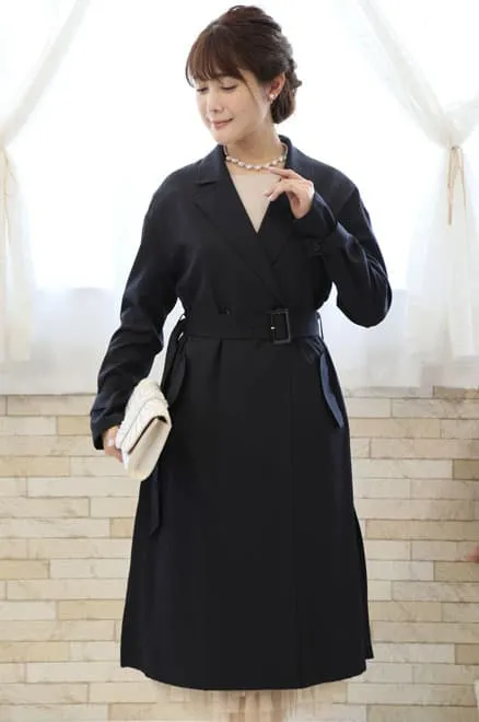 ネイビーのスリット入り撥水加工コート