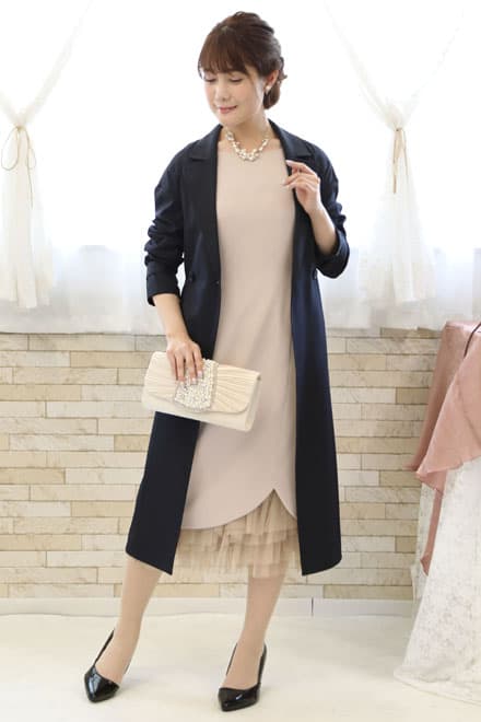 ネイビーのスリット入り撥水加工コート