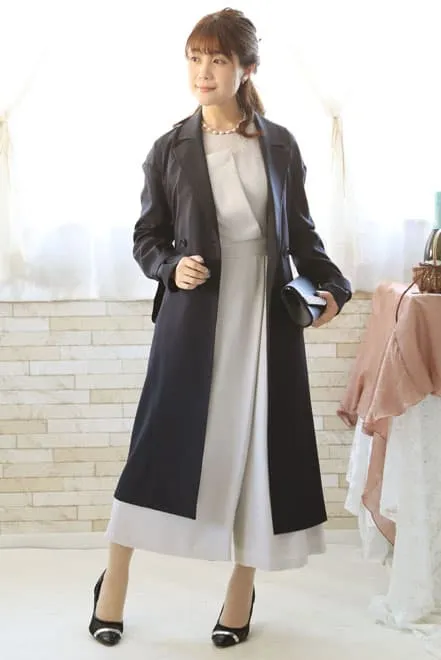 ネイビーのスリット入り撥水加工コート