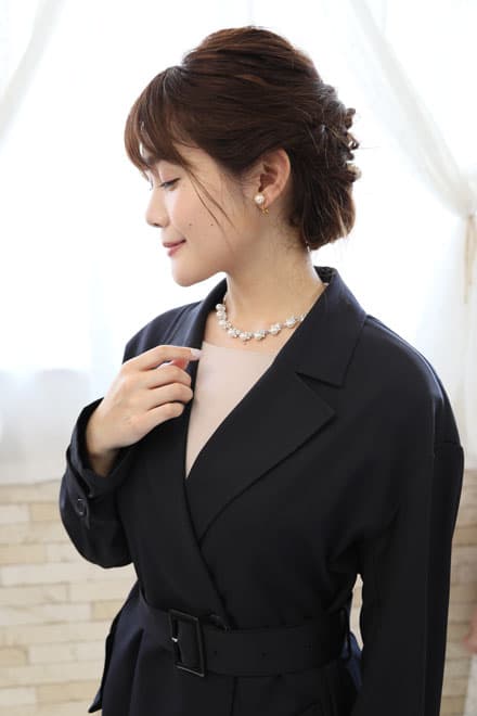 ネイビーのスリット入り撥水加工コート