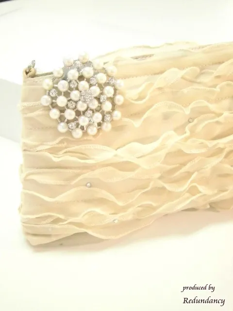 ホワイトパールの結晶ブローチ