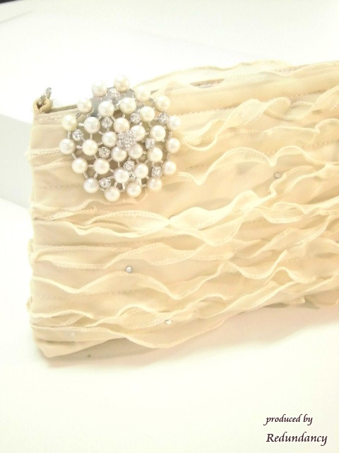 ホワイトパールの結晶ブローチ