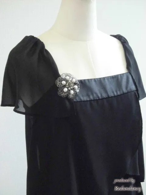 ブラックとホワイトパールの花ブローチ