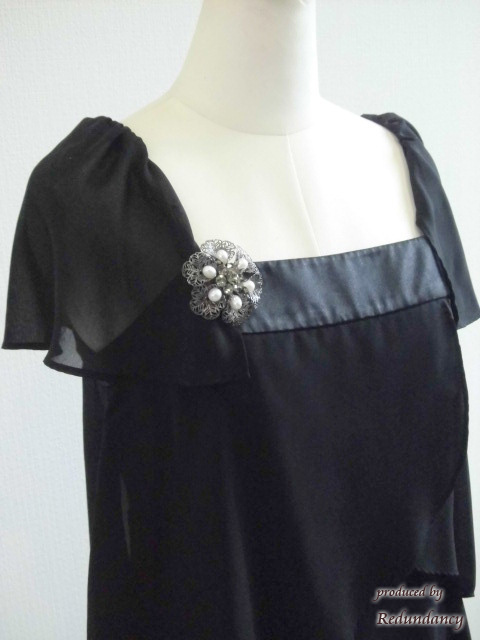 ブラックとホワイトパールの花ブローチ