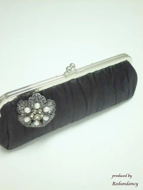 ブラックとホワイトパールの花ブローチ