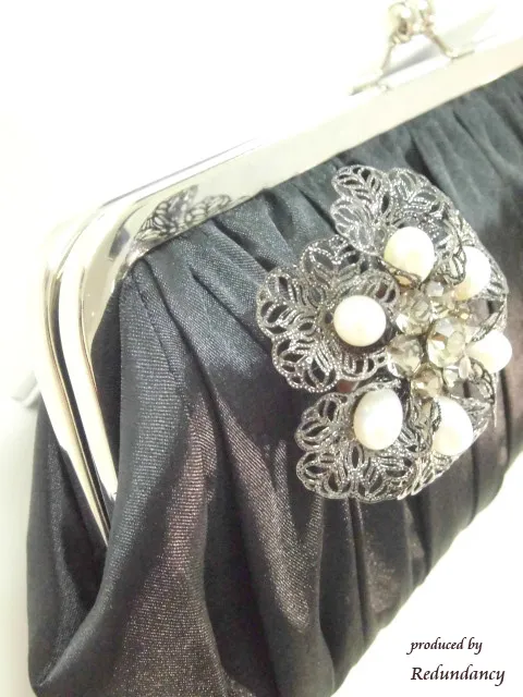 ブラックとホワイトパールの花ブローチ